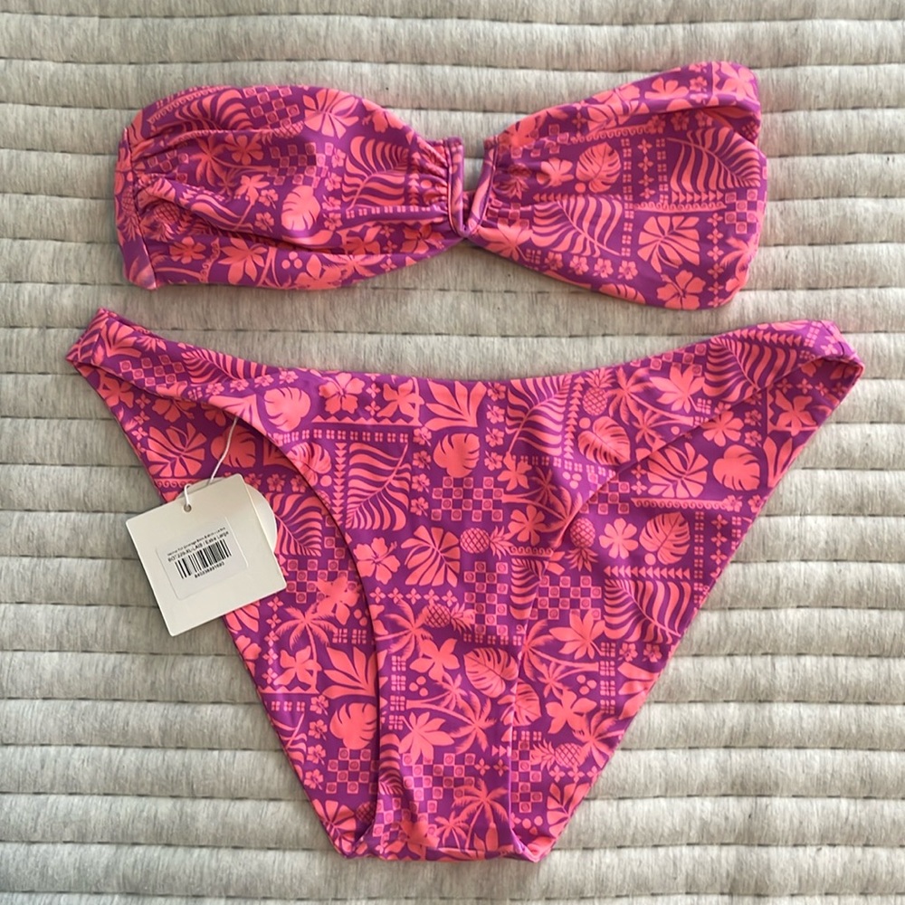 Kulani Kini swim set. Extra large bottom and large top but runs SMALL.